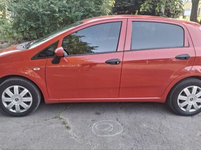 Красный Фиат Гранде Пунто, объемом двигателя 1.4 л и пробегом 147 тыс. км за 5900 $, фото 3 на Automoto.ua