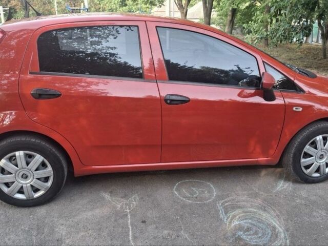 Красный Фиат Гранде Пунто, объемом двигателя 1.4 л и пробегом 147 тыс. км за 5900 $, фото 7 на Automoto.ua