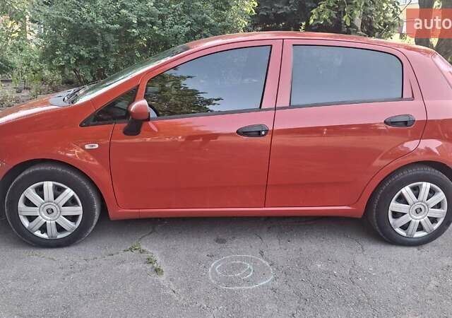 Красный Фиат Гранде Пунто, объемом двигателя 1.37 л и пробегом 147 тыс. км за 5600 $, фото 6 на Automoto.ua