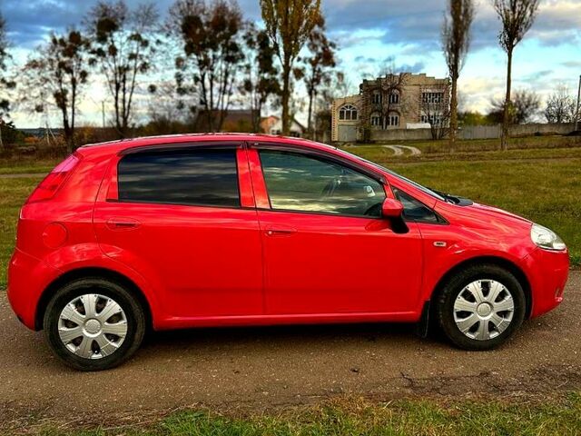 Красный Фиат Гранде Пунто, объемом двигателя 1.4 л и пробегом 208 тыс. км за 4700 $, фото 7 на Automoto.ua