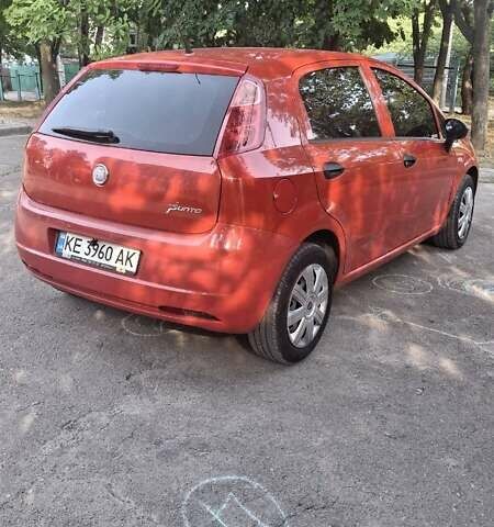 Красный Фиат Гранде Пунто, объемом двигателя 1.37 л и пробегом 147 тыс. км за 5600 $, фото 4 на Automoto.ua