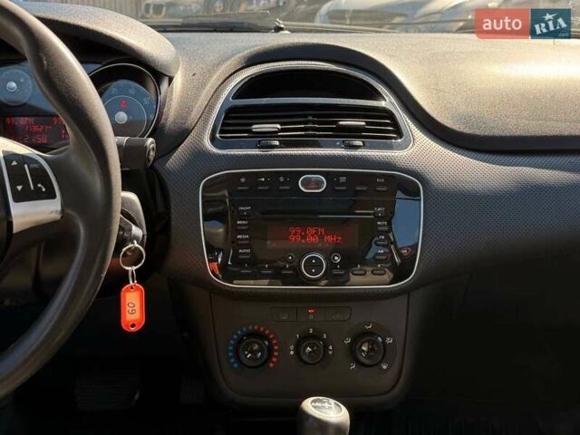 Красный Фиат Гранде Пунто, объемом двигателя 1.37 л и пробегом 113 тыс. км за 5700 $, фото 10 на Automoto.ua