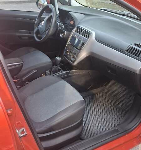 Красный Фиат Гранде Пунто, объемом двигателя 1.37 л и пробегом 147 тыс. км за 5600 $, фото 17 на Automoto.ua