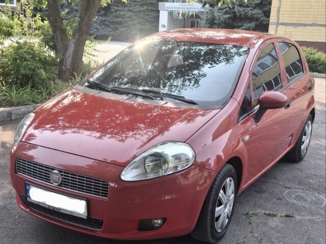 Красный Фиат Гранде Пунто, объемом двигателя 1.4 л и пробегом 147 тыс. км за 5900 $, фото 2 на Automoto.ua