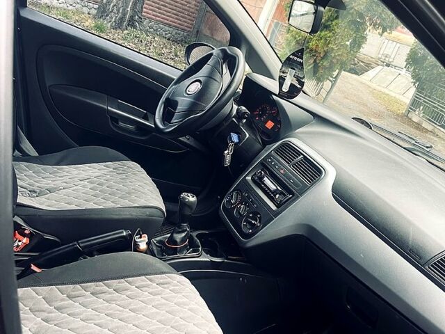 Фиат Гранде Пунто, объемом двигателя 1.4 л и пробегом 194 тыс. км за 4950 $, фото 9 на Automoto.ua