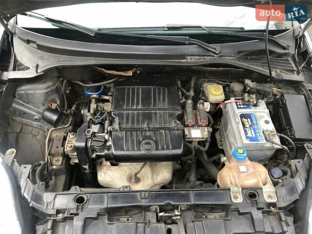 Серый Фиат Гранде Пунто, объемом двигателя 1.37 л и пробегом 193 тыс. км за 4000 $, фото 14 на Automoto.ua