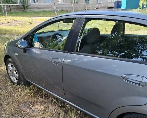 Сірий Фіат Гранде Пунто, об'ємом двигуна 1.37 л та пробігом 112 тис. км за 4300 $, фото 2 на Automoto.ua