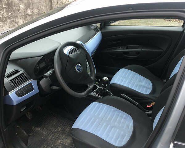 Серый Фиат Гранде Пунто, объемом двигателя 1.37 л и пробегом 193 тыс. км за 4000 $, фото 5 на Automoto.ua