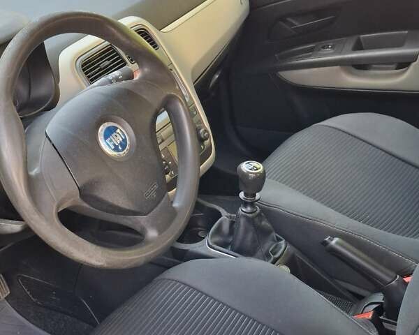 Сірий Фіат Гранде Пунто, об'ємом двигуна 1.37 л та пробігом 112 тис. км за 4300 $, фото 4 на Automoto.ua