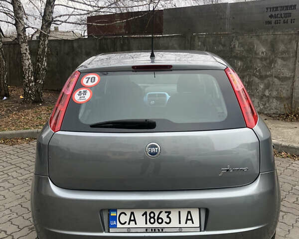 Серый Фиат Гранде Пунто, объемом двигателя 1.37 л и пробегом 193 тыс. км за 4000 $, фото 1 на Automoto.ua