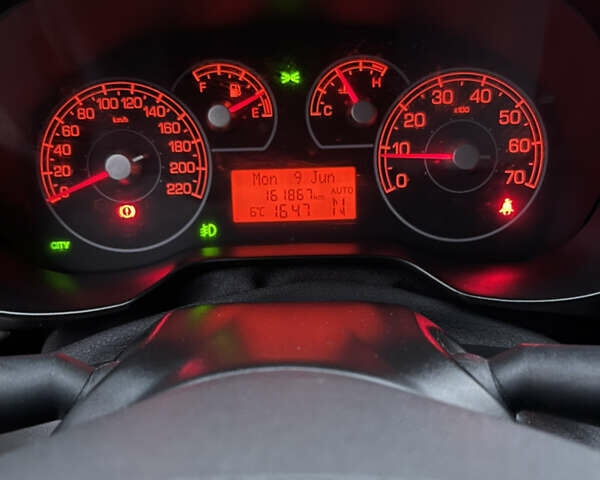 Серый Фиат Гранде Пунто, объемом двигателя 1.4 л и пробегом 162 тыс. км за 3499 $, фото 19 на Automoto.ua