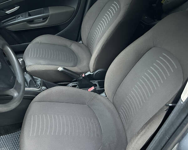 Серый Фиат Гранде Пунто, объемом двигателя 1.4 л и пробегом 162 тыс. км за 3499 $, фото 13 на Automoto.ua