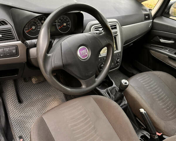 Сірий Фіат Гранде Пунто, об'ємом двигуна 1.4 л та пробігом 161 тис. км за 3800 $, фото 4 на Automoto.ua