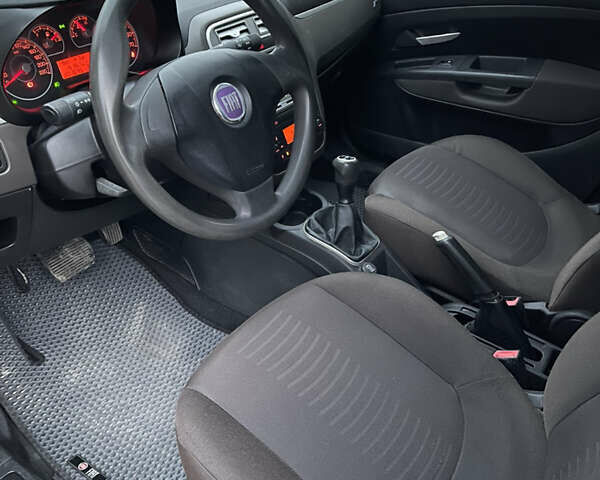 Серый Фиат Гранде Пунто, объемом двигателя 1.4 л и пробегом 162 тыс. км за 3499 $, фото 12 на Automoto.ua