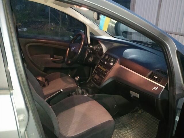 Серый Фиат Гранде Пунто, объемом двигателя 2 л и пробегом 196 тыс. км за 5300 $, фото 5 на Automoto.ua