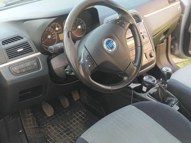 Серый Фиат Гранде Пунто, объемом двигателя 2 л и пробегом 196 тыс. км за 5300 $, фото 2 на Automoto.ua