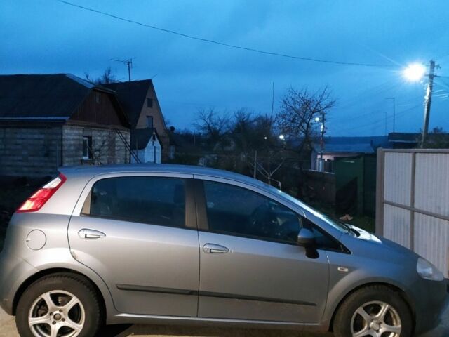 Серый Фиат Гранде Пунто, объемом двигателя 2 л и пробегом 196 тыс. км за 5300 $, фото 3 на Automoto.ua