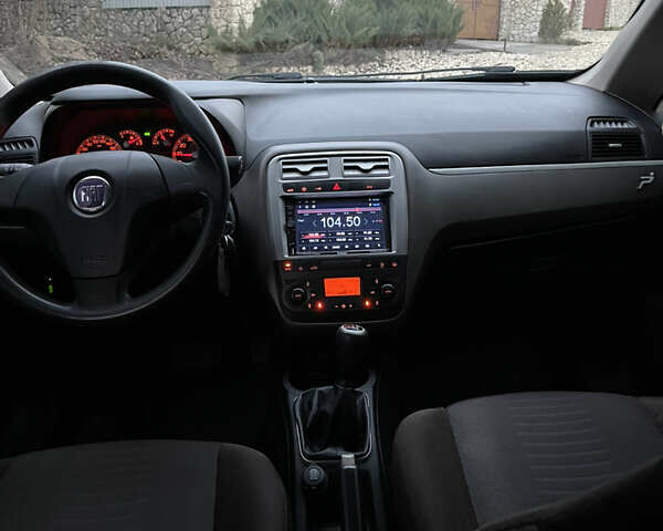 Серый Фиат Гранде Пунто, объемом двигателя 1.4 л и пробегом 162 тыс. км за 3499 $, фото 21 на Automoto.ua