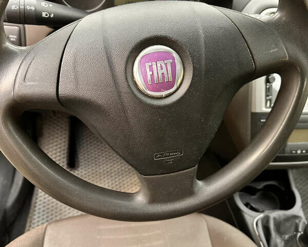 Сірий Фіат Гранде Пунто, об'ємом двигуна 1.4 л та пробігом 161 тис. км за 3800 $, фото 3 на Automoto.ua