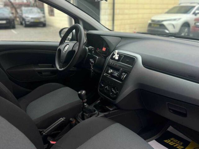 Серый Фиат Гранде Пунто, объемом двигателя 1.4 л и пробегом 194 тыс. км за 5500 $, фото 15 на Automoto.ua