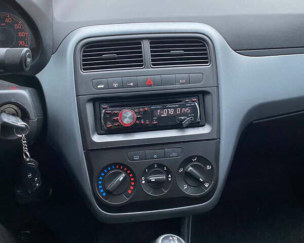 Фиат Гранде Пунто 2010 в Березно на Automoto.ua Серый Фиат Гранде Пунто, объемом двигателя 1.37 л и пробегом 134 тыс. км за 4750 $, фото 12 на Automoto.ua