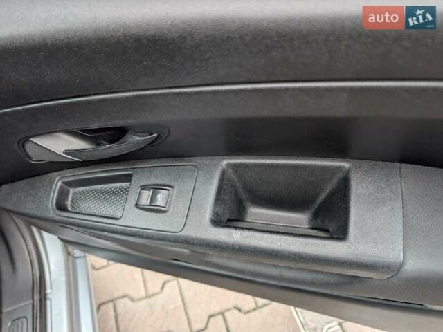 Серый Фиат Гранде Пунто, объемом двигателя 1.4 л и пробегом 242 тыс. км за 5600 $, фото 4 на Automoto.ua