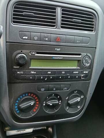 Серый Фиат Гранде Пунто, объемом двигателя 1.37 л и пробегом 195 тыс. км за 4200 $, фото 4 на Automoto.ua