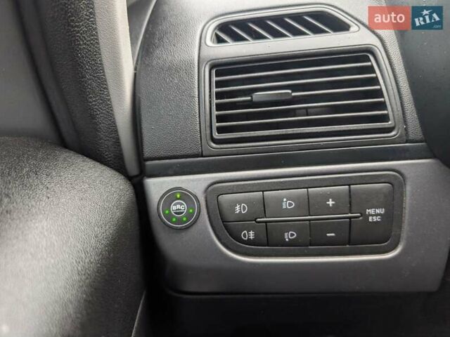 Серый Фиат Гранде Пунто, объемом двигателя 1.4 л и пробегом 242 тыс. км за 5600 $, фото 13 на Automoto.ua