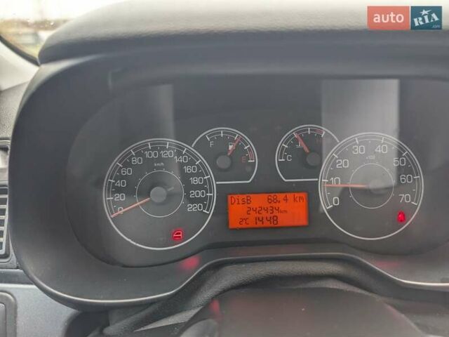 Серый Фиат Гранде Пунто, объемом двигателя 1.4 л и пробегом 242 тыс. км за 5600 $, фото 14 на Automoto.ua