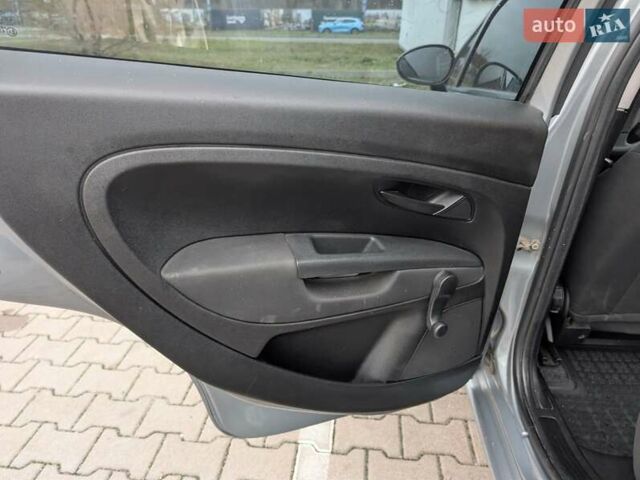 Серый Фиат Гранде Пунто, объемом двигателя 1.4 л и пробегом 242 тыс. км за 5600 $, фото 6 на Automoto.ua