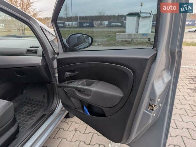 Серый Фиат Гранде Пунто, объемом двигателя 1.4 л и пробегом 242 тыс. км за 5600 $, фото 3 на Automoto.ua