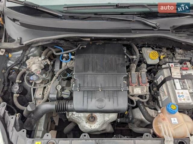 Серый Фиат Гранде Пунто, объемом двигателя 1.4 л и пробегом 242 тыс. км за 5600 $, фото 16 на Automoto.ua