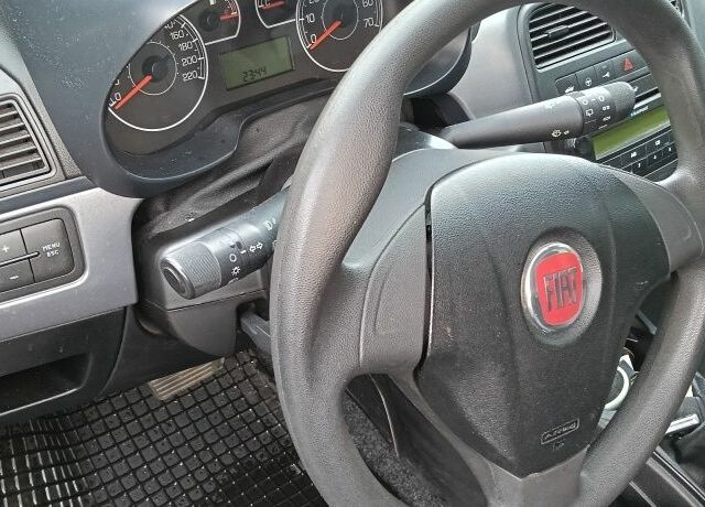 Серый Фиат Гранде Пунто, объемом двигателя 1.4 л и пробегом 195 тыс. км за 4500 $, фото 2 на Automoto.ua