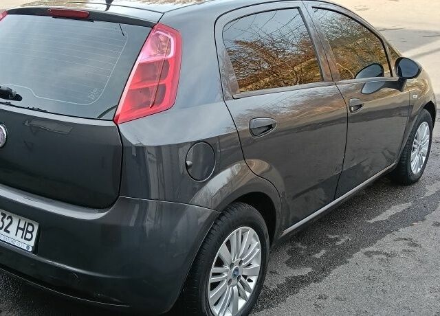 Серый Фиат Гранде Пунто, объемом двигателя 1.4 л и пробегом 195 тыс. км за 4500 $, фото 4 на Automoto.ua
