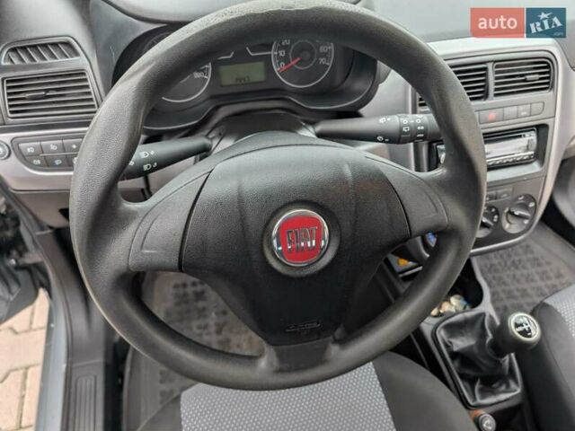 Серый Фиат Гранде Пунто, объемом двигателя 1.4 л и пробегом 242 тыс. км за 5600 $, фото 10 на Automoto.ua