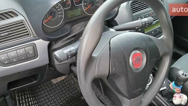 Серый Фиат Гранде Пунто, объемом двигателя 1.37 л и пробегом 195 тыс. км за 4200 $, фото 8 на Automoto.ua
