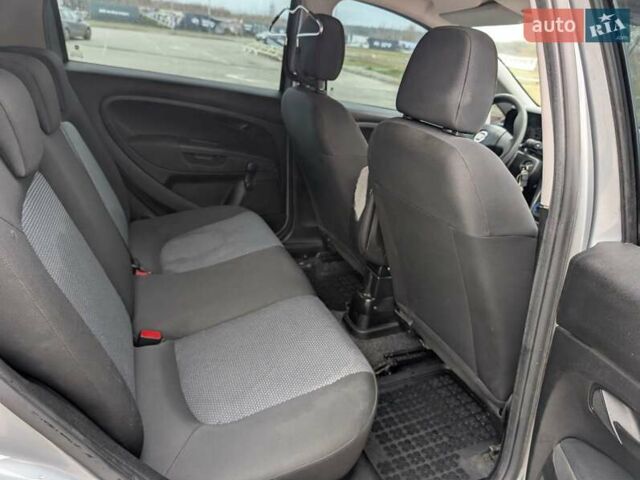 Серый Фиат Гранде Пунто, объемом двигателя 1.4 л и пробегом 242 тыс. км за 5600 $, фото 5 на Automoto.ua