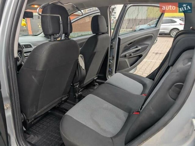 Серый Фиат Гранде Пунто, объемом двигателя 1.4 л и пробегом 242 тыс. км за 5600 $, фото 7 на Automoto.ua