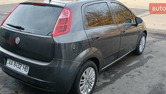 Серый Фиат Гранде Пунто, объемом двигателя 1.37 л и пробегом 195 тыс. км за 4200 $, фото 1 на Automoto.ua