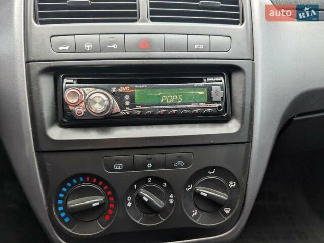 Серый Фиат Гранде Пунто, объемом двигателя 1.4 л и пробегом 242 тыс. км за 5600 $, фото 12 на Automoto.ua