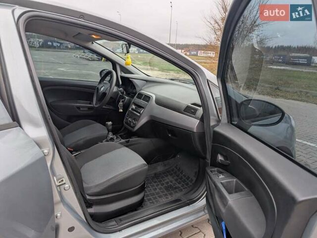 Серый Фиат Гранде Пунто, объемом двигателя 1.4 л и пробегом 242 тыс. км за 5600 $, фото 2 на Automoto.ua