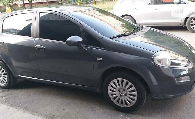 Серый Фиат Гранде Пунто, объемом двигателя 1.4 л и пробегом 167 тыс. км за 4500 $, фото 3 на Automoto.ua