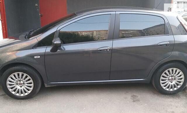 Серый Фиат Гранде Пунто, объемом двигателя 1.4 л и пробегом 167 тыс. км за 4500 $, фото 9 на Automoto.ua