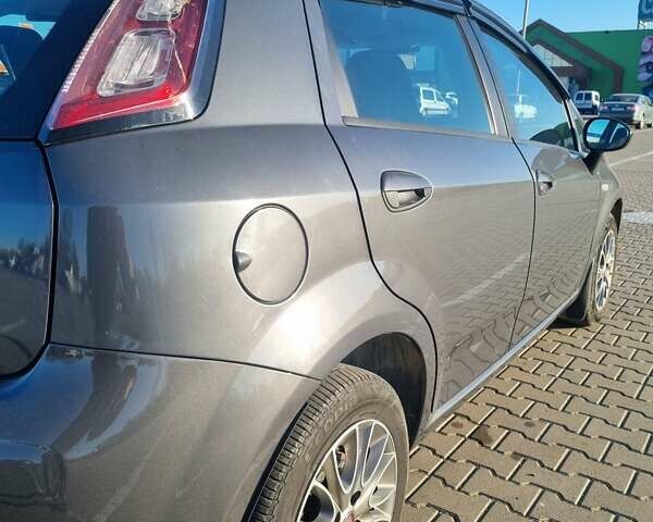 Серый Фиат Гранде Пунто, объемом двигателя 1.37 л и пробегом 130 тыс. км за 6000 $, фото 4 на Automoto.ua