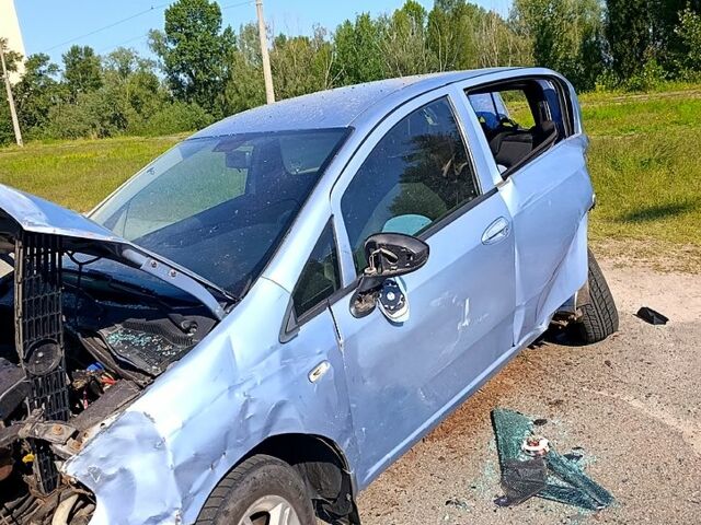 Синий Фиат Гранде Пунто, объемом двигателя 1.4 л и пробегом 260 тыс. км за 600 $, фото 6 на Automoto.ua