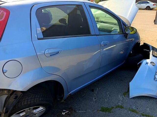 Синий Фиат Гранде Пунто, объемом двигателя 1.4 л и пробегом 260 тыс. км за 600 $, фото 8 на Automoto.ua