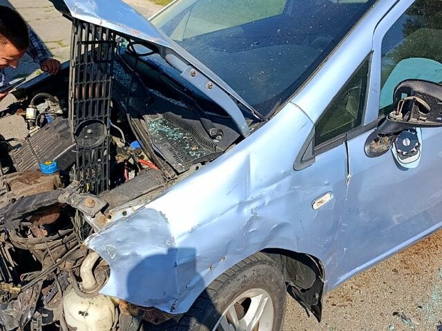 Синий Фиат Гранде Пунто, объемом двигателя 1.4 л и пробегом 260 тыс. км за 600 $, фото 3 на Automoto.ua