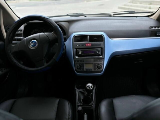 Синий Фиат Гранде Пунто, объемом двигателя 1.4 л и пробегом 180 тыс. км за 4700 $, фото 4 на Automoto.ua