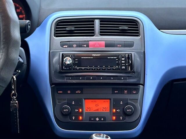 Синий Фиат Гранде Пунто, объемом двигателя 1.4 л и пробегом 160 тыс. км за 3499 $, фото 8 на Automoto.ua