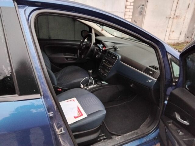 Синій Фіат Гранде Пунто, об'ємом двигуна 1.4 л та пробігом 298 тис. км за 4000 $, фото 5 на Automoto.ua